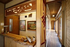 高山宿川之中的鱼旅馆的走廊,带柜台和走廊的房子
