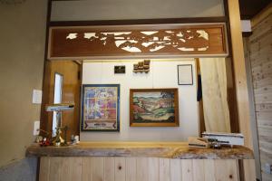 高山宿川之中的鱼旅馆的墙上画作的柜台
