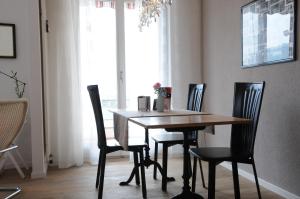 蓬泰特雷萨Acquachiara的餐桌、四把椅子和窗户