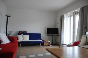 蓬泰特雷萨Acquachiara的客厅配有蓝色的沙发和电视