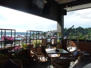 安汶城市酒店的一间享有城市美景的阳台的餐厅