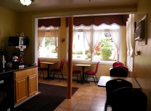 布伦瑞克旅行者酒店的厨房配有桌椅和窗户。