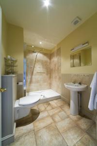 巴斯贝斯特韦斯特林普雷斯托克酒店的带浴缸和盥洗盆的浴室
