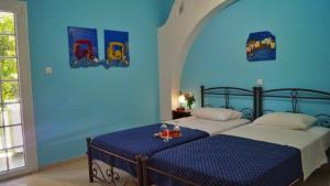 阿达玛斯里奥格玛酒店的蓝色墙壁客房的两张床