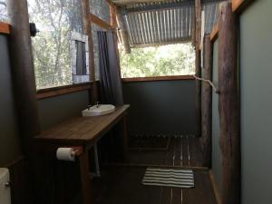 马翁Phazama Farm的一间带水槽和窗户的浴室