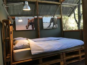 马翁Phazama Farm的一张床上的房间,有两张大象的照片