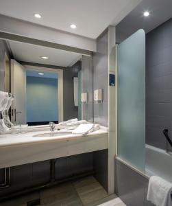 洛格罗尼奥洛格罗尼奧城市酒店的一间带水槽和镜子的浴室