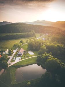 Zlatá Koruna纳波莱兹拉克鲁恩旅馆的享有公园和湖泊的空中景致