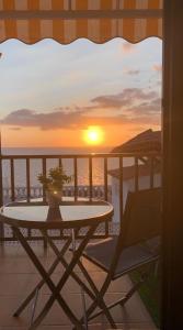 莫甘Casa Hana的阳台的桌椅享有日落美景