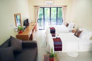 清莱ChiangRai Lake Hill的客厅配有白色的床和沙发