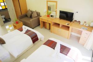 清莱ChiangRai Lake Hill的酒店客房设有两张床和电视。