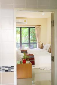 清莱ChiangRai Lake Hill的一间卧室设有一张床和一个窗口