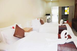 清莱ChiangRai Lake Hill的酒店客房,配有两张带白色床单的床