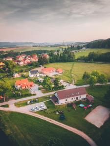 Zlatá Koruna纳波莱兹拉克鲁恩旅馆的享有小村庄的空中景致,设有房屋