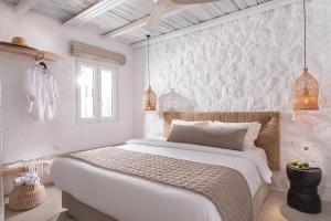 阿波罗尼亚Delmar Apartments & Suites Milos - Delmar Collection的白色卧室配有大床