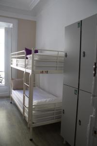 桑坦德Hostel Royalty ALBERGUE的一间卧室配有两张双层床和一个衣柜
