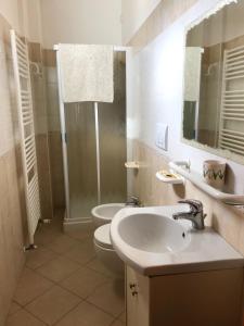加比切马莱Residence Meeting的浴室配有卫生间、盥洗盆和淋浴。