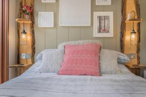 巴森斯韦特Dobby Lodge的床上有粉红色枕头