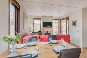 巴森斯韦特Dobby Lodge的一间带桌子和红色沙发的用餐室
