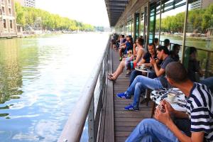巴黎圣克里斯托弗巴黎旅馆 - 运河的一群人坐在河边的船上
