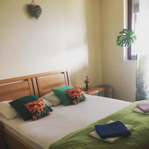 Dol pri HrastnikuPlaninski dom na Kalu的一间卧室配有一张带两个枕头的床