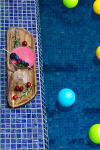 穆罕默迪耶Novotel Mohammedia的游泳池旁桌子上的水果盘