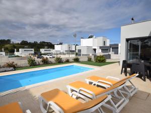 福斯·杜·阿勒奥Lavish Villa in Foz do Arelho with Private Pool的别墅 - 带游泳池和躺椅