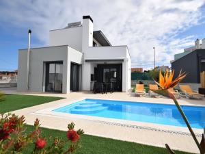 福斯·杜·阿勒奥Lavish Villa in Foz do Arelho with Private Pool的别墅前设有游泳池