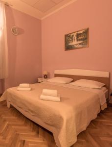 德尔尼什Hotel Park Drniš的一间卧室配有带毛巾的床