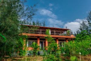 哥印拜陀SR Jungle Resort的森林中的房子