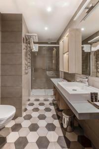 里加塞玛拉美特罗波酒店的一间带两个盥洗盆、淋浴和卫生间的浴室