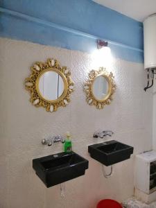 伯利恒Bunksurfing Hostel的浴室设有两个水槽和墙上的镜子