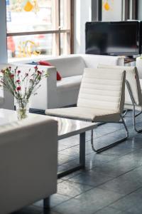 萨翁林纳托特夏季酒店的带沙发和咖啡桌的客厅