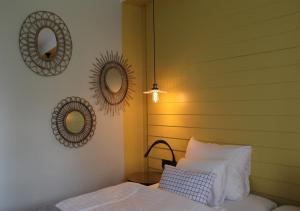 尼奈斯港尼纳斯哈伍斯百德酒店的卧室配有两面墙镜和一张床