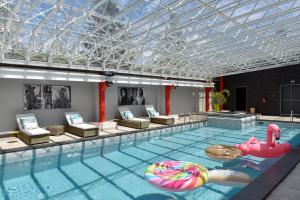 阿尔勒阿尔勒广场酒店的一个带充气式充气泳池的大型游泳池