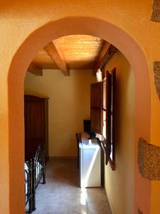 San Priamo卡鲁比旅馆的厨房里的拱门,配有白色冰箱