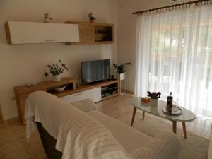罗佐瓦克Apartment Slavica的带沙发、桌子和电视的客厅