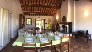 塞吉阿诺Villa Gaia的一间带绿色桌椅的用餐室