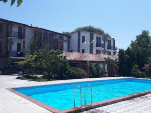 ShildaShaloshvili's Cellar Hotel的大楼前的游泳池