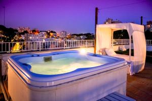 马略卡岛帕尔马利斯马洛卡酒店的晚间在阳台上的热水浴池