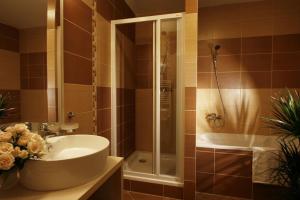 什特尔布斯凯普莱索科洛卡斯酒店的带浴缸、水槽和淋浴的浴室
