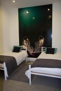 埃斯托利尔图里斯莫赛库洛旅馆的两张睡床彼此相邻,位于一个房间里