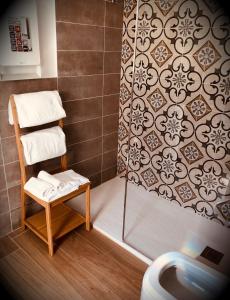 斯培西亚锐欧鲁姆斯旅馆的带淋浴、毛巾架和卫生间的浴室