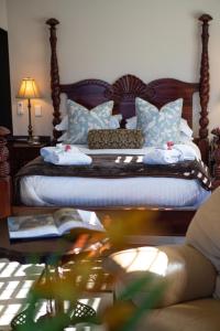 阿曼济姆托蒂Luxury Beach Apartments的一间卧室配有一张带蓝色和白色枕头的床