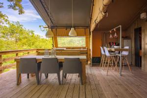 圣马力诺Lodge Holidays - Glamping San Marino的一间小房子的厨房和用餐区