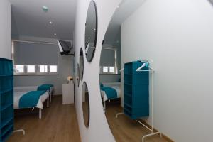 埃斯托利尔图里斯莫赛库洛旅馆的一间医院房间,配有两张床和蓝色橱柜