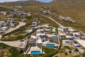 帕诺尔莫斯米科诺斯Mykonos Panormos Villas的享有度假村的空中景致,拥有白色建筑