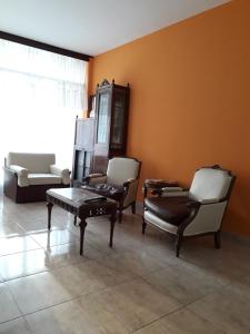 马德普拉塔Edificio Valle的客厅配有椅子、桌子和沙发