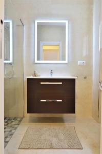 阿利坎特Wonderful City Apartment Av Salamanca by NRAS的一间带水槽和镜子的浴室