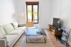 阿利坎特Wonderful City Apartment Av Salamanca by NRAS的带沙发和咖啡桌的客厅